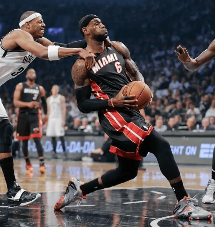 爱游戏体育全站詹姆斯焦点对战，Ning与80激战尤文图斯分钟，最后时刻胜出胜负难料！全场沸腾不已的简单介绍