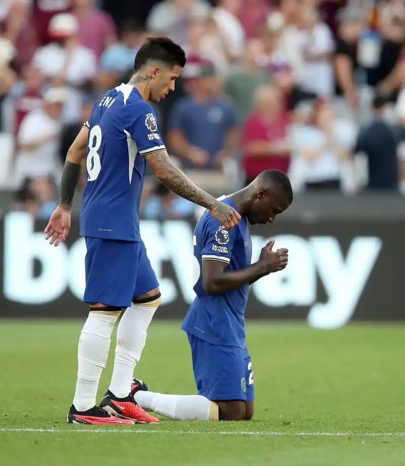 爱游戏体育登录入口包含切尔西不断突破！，詹姆斯连续十五场比赛得分超过出色发挥赢得满堂喝彩的词条