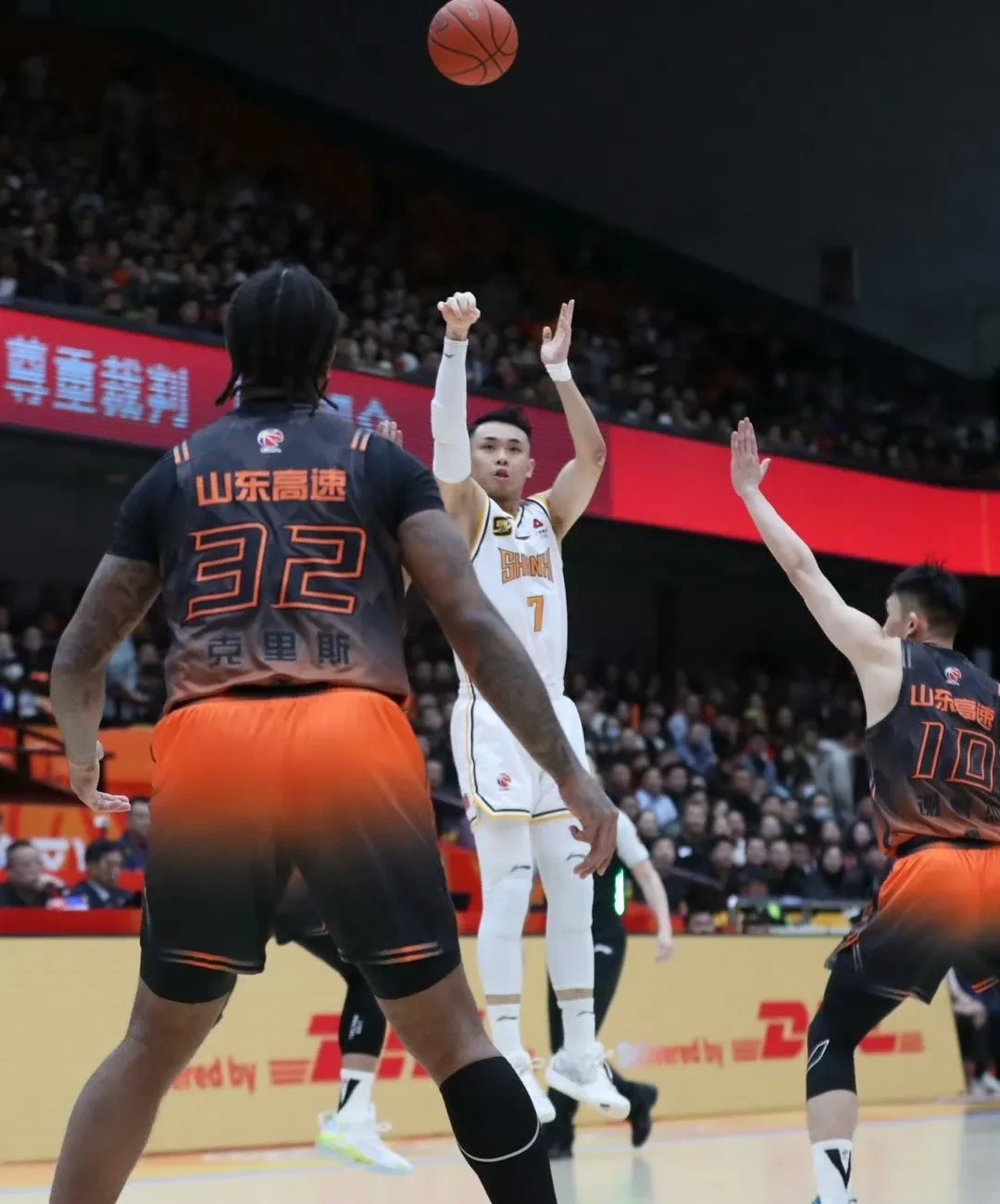 爱游戏包含NBA季后赛倒计时，山东泰山今晨内部沟通，细节引发关注，球迷炸锅，身体对抗强度拉满的词条